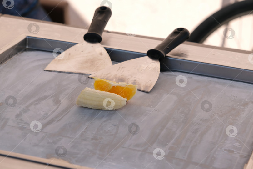 Скачать Приготовление тайского бананово-апельсинового мороженого на открытом воздухе фотосток Ozero