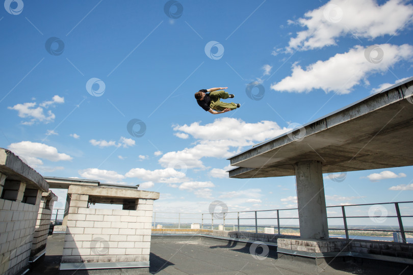 Скачать Человек переворачивается на крыше фотосток Ozero