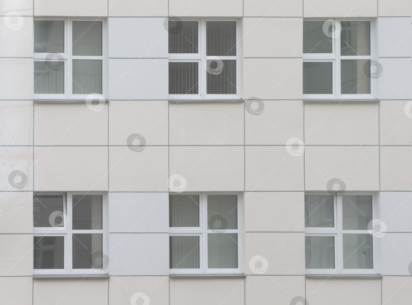 Скачать Фоновые окна в современном здании, выложенные плиткой. фотосток Ozero