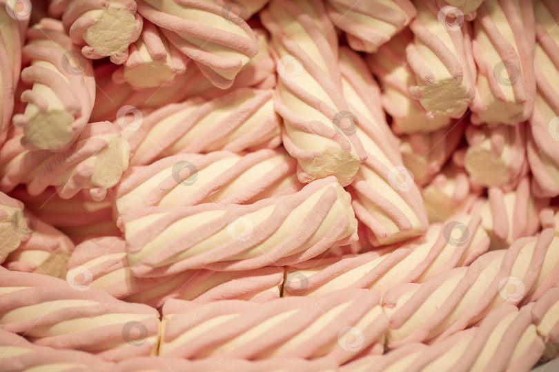 Скачать Розовые конфетные зефирные палочки.Фон из желейных конфет. фотосток Ozero
