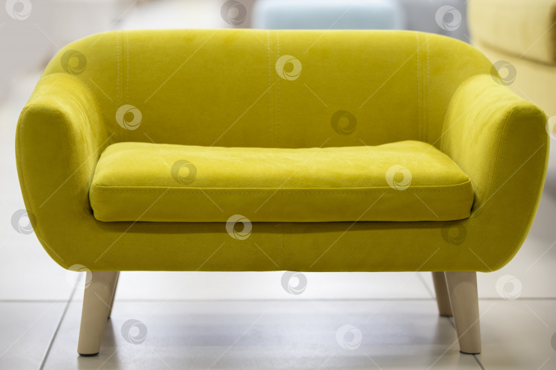 Скачать Маленький желтый диван с деревянными ножками.Уютный диван. фотосток Ozero