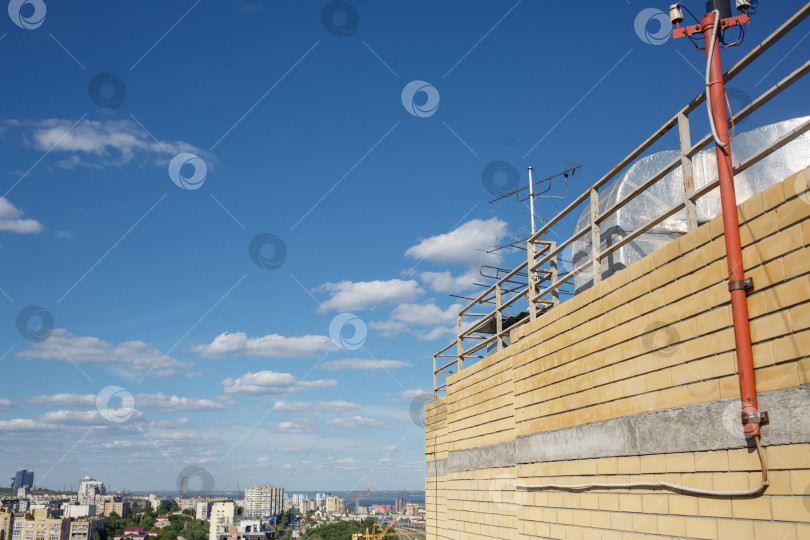 Скачать Угол здания на фоне облачного неба фотосток Ozero
