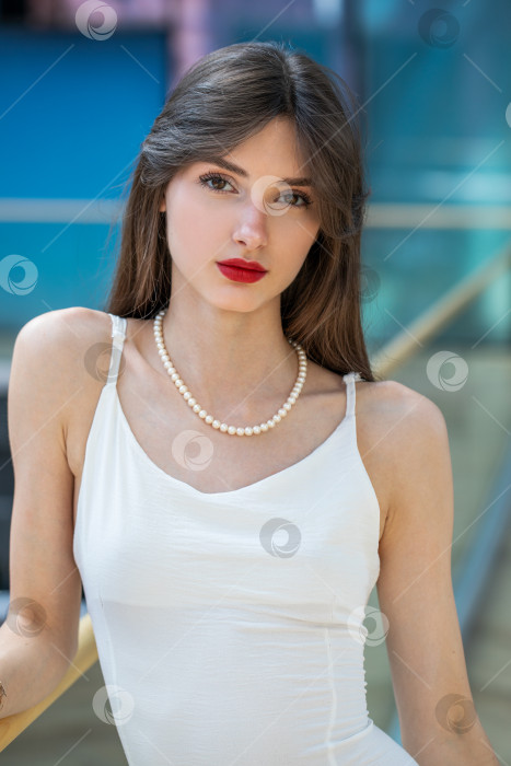 Скачать Портрет молодой красивой девушки-брюнетки фотосток Ozero
