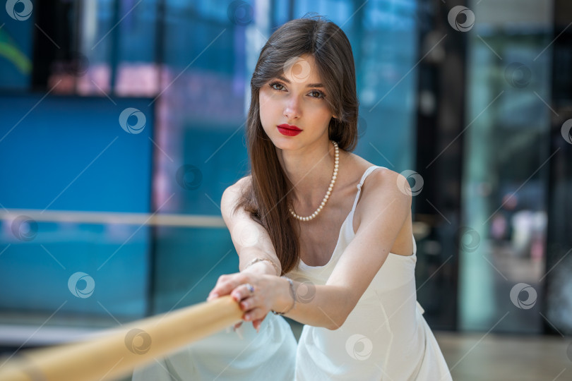 Скачать Портрет молодой красивой девушки-брюнетки фотосток Ozero