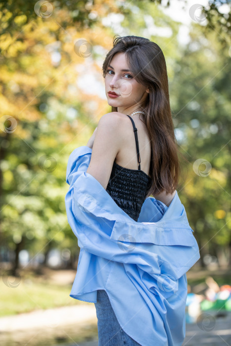 Скачать Портрет молодой красивой девушки-брюнетки фотосток Ozero