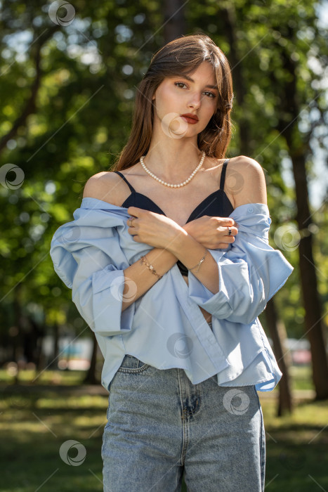 Скачать Портрет молодой красивой девушки фотосток Ozero