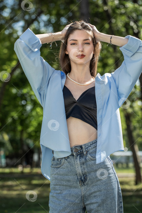 Скачать Портрет молодой красивой девушки-брюнетки фотосток Ozero