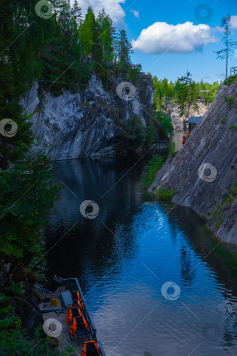 Скачать Скалы затопленного мраморного карьера в Карелии. Рускеала. фотосток Ozero