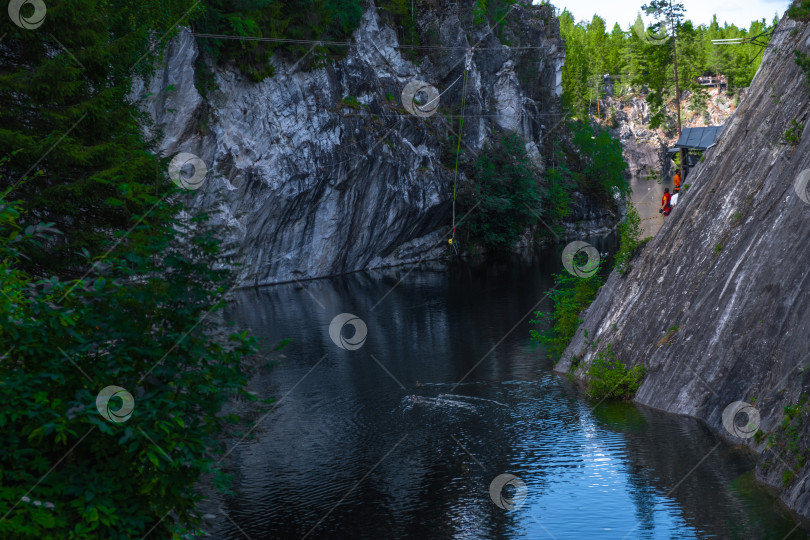 Скачать Скалы затопленного мраморного карьера в Карелии. Рускеала. фотосток Ozero