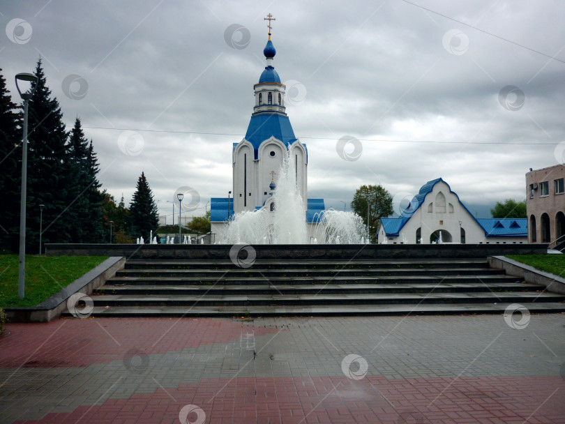 Скачать Церковь и пристройка в городе фотосток Ozero