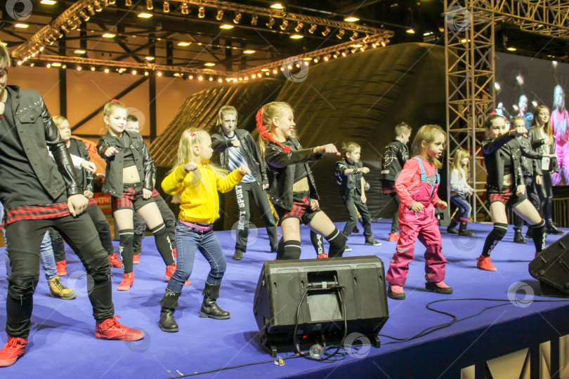 Скачать Танцующая группа подростков с детьми на сцене. фотосток Ozero