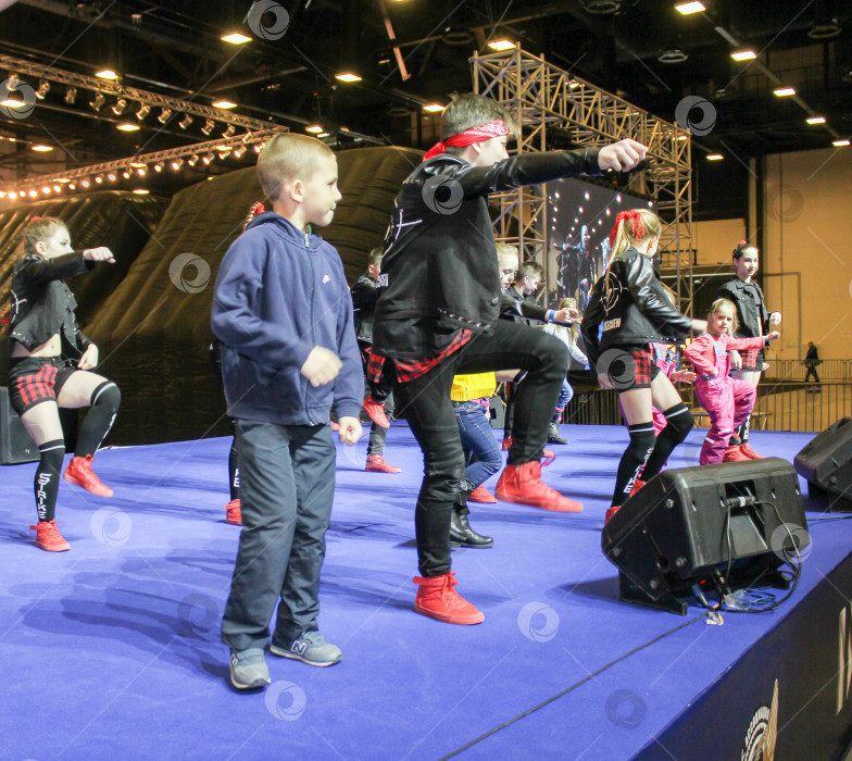 Скачать Активные танцы подростков на сцене. фотосток Ozero