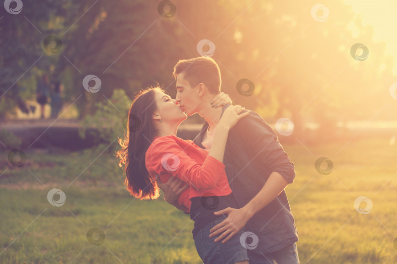Скачать Свидания пар в парке на закате фотосток Ozero