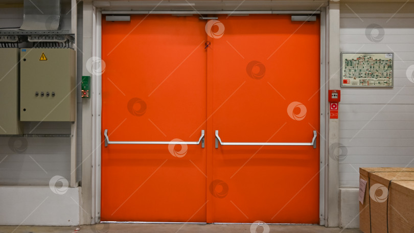 Скачать Эвакуационный выход в магазине окрашен в оранжевый цвет. фотосток Ozero