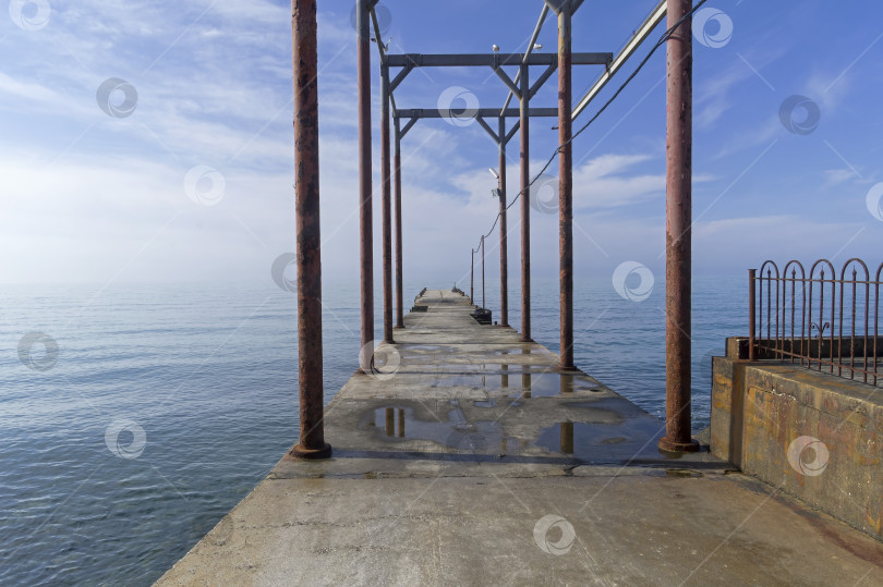 Скачать Вид с пирса на морской горизонт. фотосток Ozero