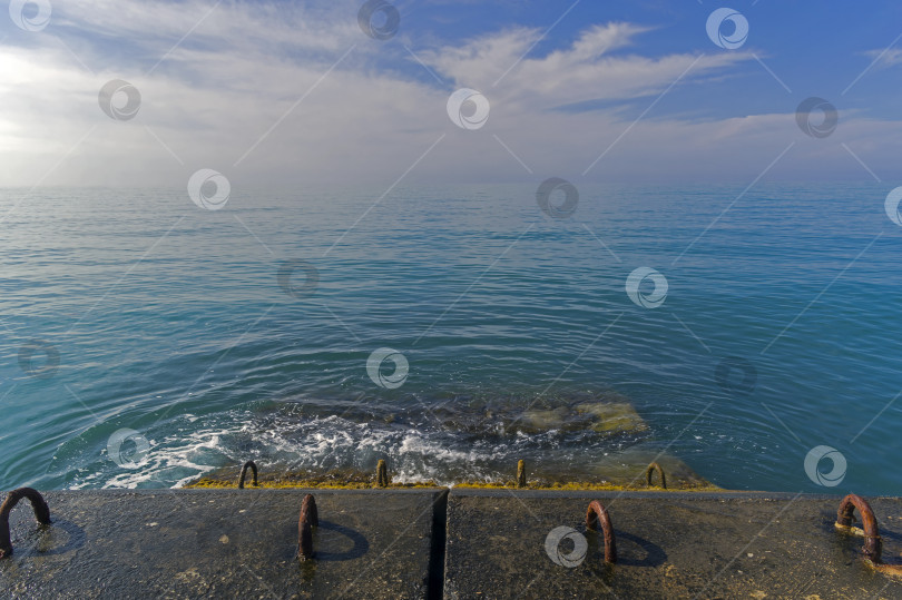 Скачать Вид на морской горизонт с конца волнореза. фотосток Ozero