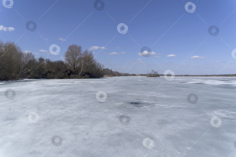 Скачать Тающий лед на озере. фотосток Ozero