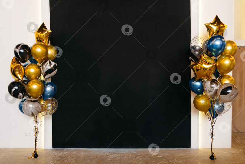 Скачать Классная доска с золотыми и серебряными воздушными шарами с гелием. Оформление мероприятия. фотосток Ozero