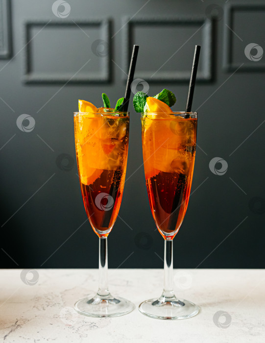 Скачать два коктейля "апероль" на барной стойке фотосток Ozero