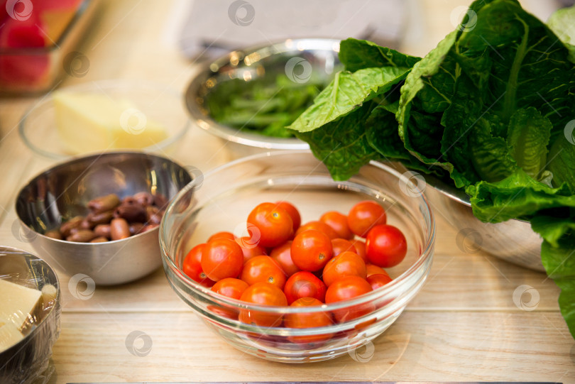 Скачать Приготовление пищи, помидоры черри на деревянном столе на кухне, различные ингредиенты фотосток Ozero