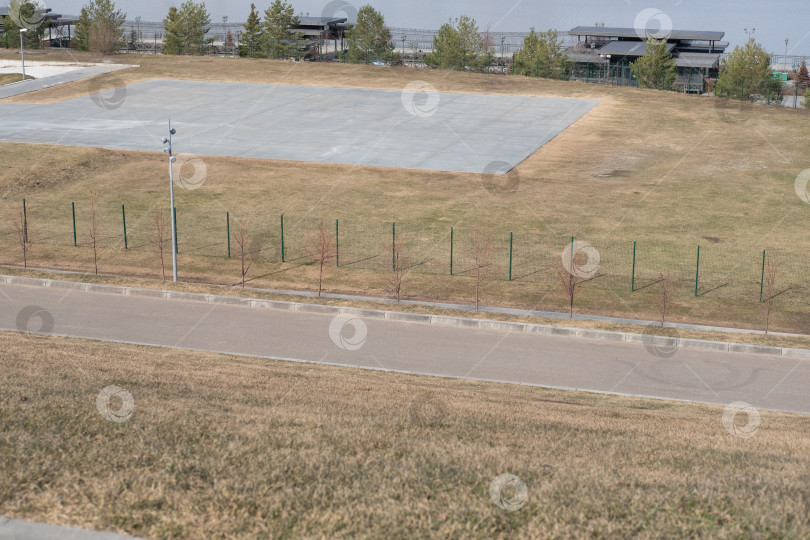 Скачать Вертолетная площадка в парке, вид сверху на город фотосток Ozero