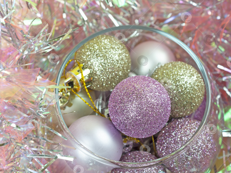 Скачать Сверкающие розовые, золотые и сиреневые рождественские шары в стеклянной вазе. Розовая мишура. Избирательный фокус. фотосток Ozero