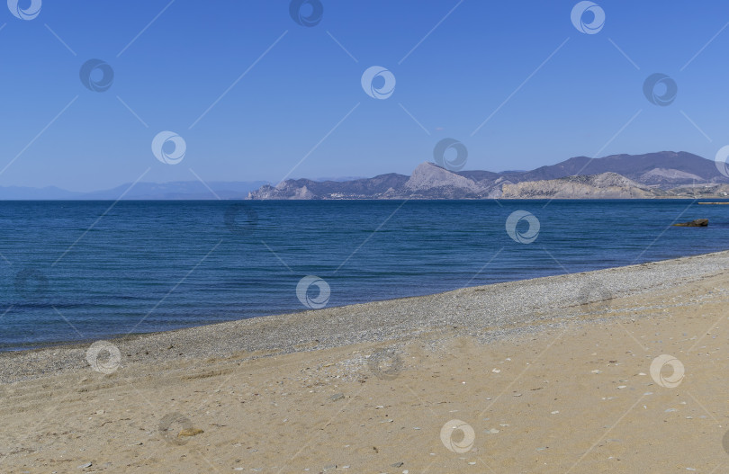 Скачать Спокойное море и пустой песчаный пляж в бухте Капсель. Крым. фотосток Ozero