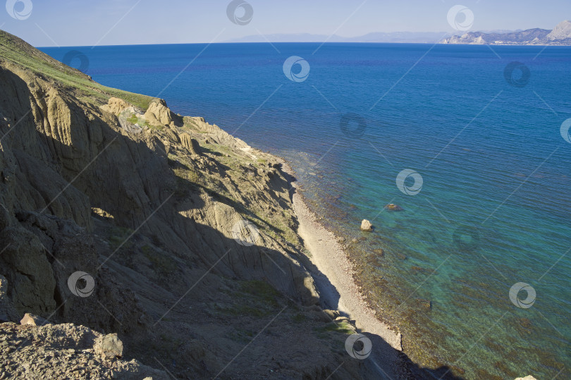 Скачать Следы эрозии почвы и выветривания на склоне горы. фотосток Ozero