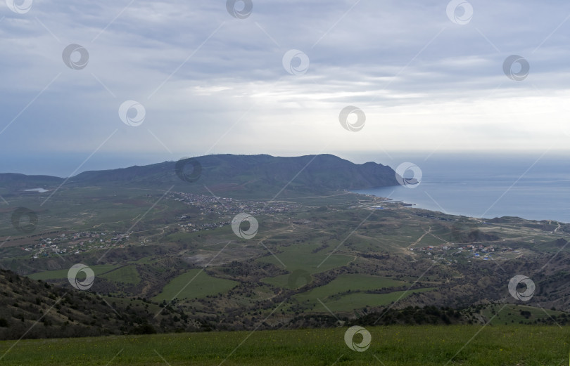 Скачать Панорама прибрежной долины с вершины горы. Крым. фотосток Ozero