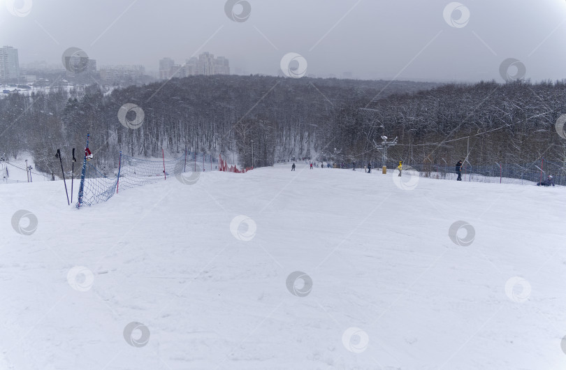 Скачать Небольшой горнолыжный склон на окраине Москвы. фотосток Ozero