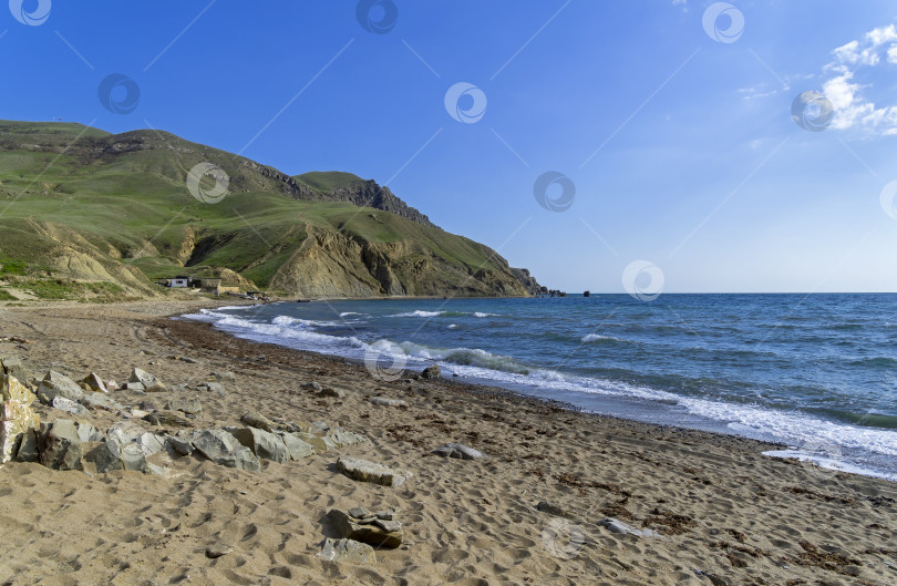 Скачать Пустой песчаный пляж у подножия мыса Меганом. Крым. фотосток Ozero