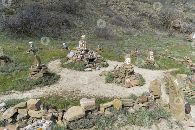 Скачать Самодельный храм индуистских богов. Мыс Меганом, Крым. фотосток Ozero