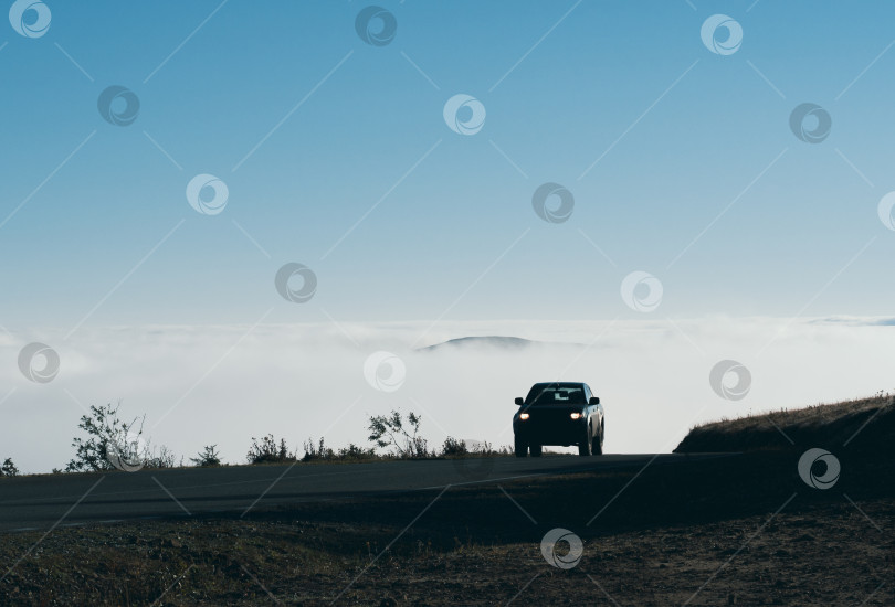 Скачать Силуэт автомобиля на высокогорной дороге. фотосток Ozero