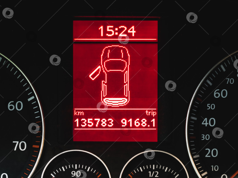 Скачать Красный дисплей с силуэтом автомобиля фотосток Ozero