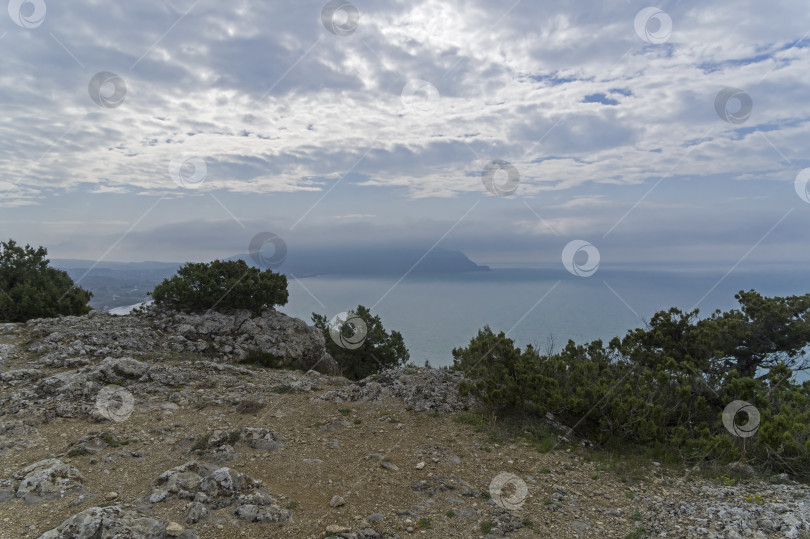 Скачать Вид с вершины мыса Алчак на мыс Меган, частично скрытый облаками. фотосток Ozero