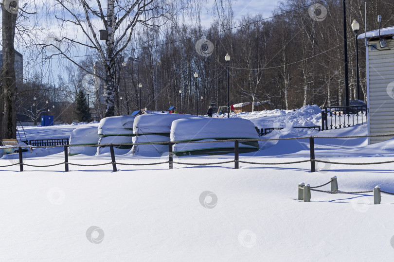 Скачать Перевернутые, покрытые снегом лодки. фотосток Ozero