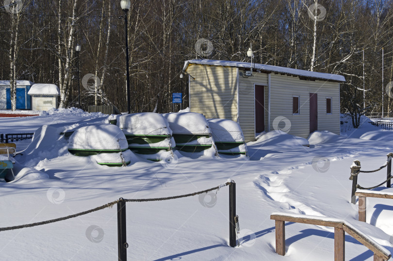 Скачать Перевернутые, покрытые снегом лодки. фотосток Ozero