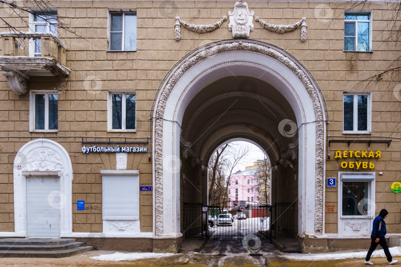 Скачать Городской пейзаж. Арка с лепниной. Воронеж фотосток Ozero