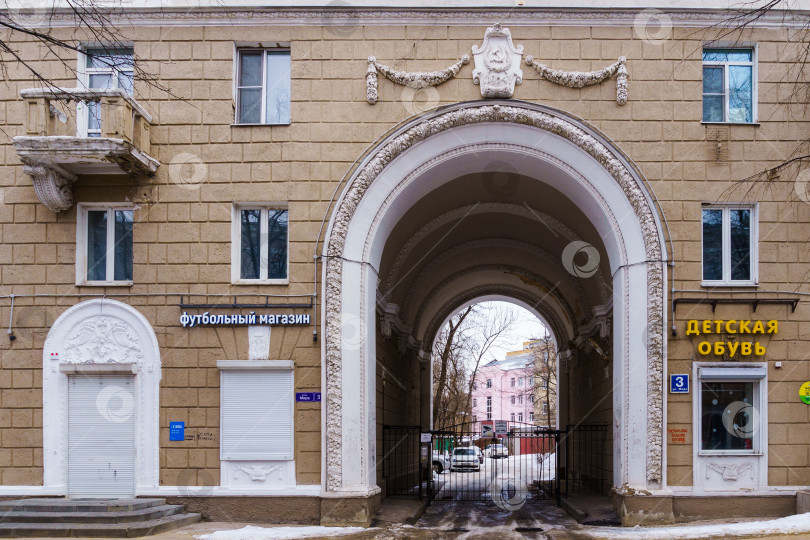 Скачать Городской пейзаж. Арка с лепниной. Воронеж фотосток Ozero