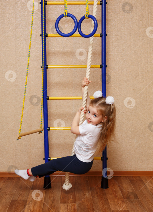Скачать Маленькая девочка спортсменка фотосток Ozero