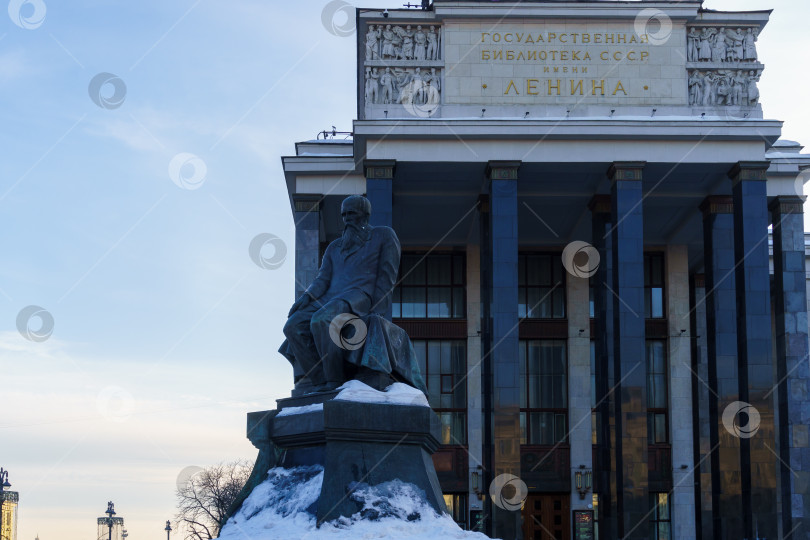 Скачать Российская государственная библиотека. Памятник Ф.М. Достоевскому. Москва фотосток Ozero