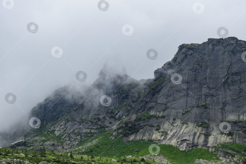 Скачать Горный пейзаж, туман фотосток Ozero