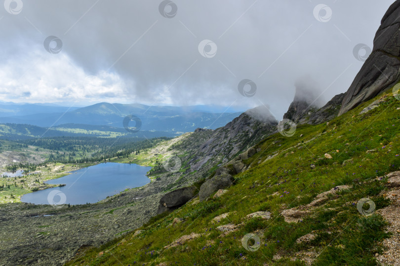 Скачать Горный пейзаж, туман, озеро фотосток Ozero