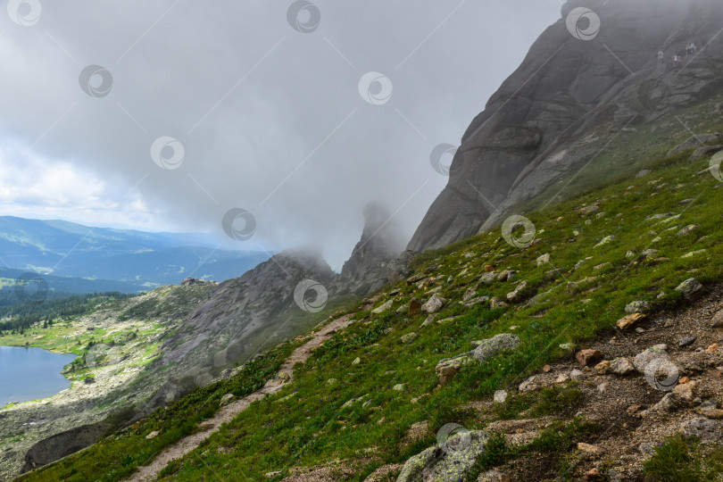 Скачать Горный пейзаж, туман, озеро фотосток Ozero