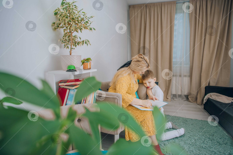 Скачать молодой человек слушает, как женщина читает концепцию расслабления, комфорта и эмоциональной связи в процессе обучения, насаждает фотосток Ozero