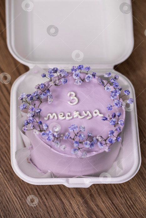 Скачать Три месяца (надпись на русском языке) - домашний пирог бенто в пластиковой коробке на столе фотосток Ozero