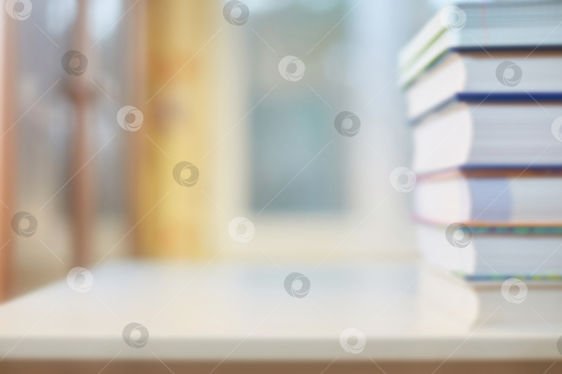 Скачать Фон на тему обучения, воспитания. Письменный стол с книгами, книжный шкаф и окно в расфокусированном виде. фотосток Ozero