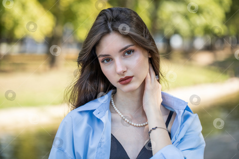 Скачать Портрет молодой красивой девушки фотосток Ozero
