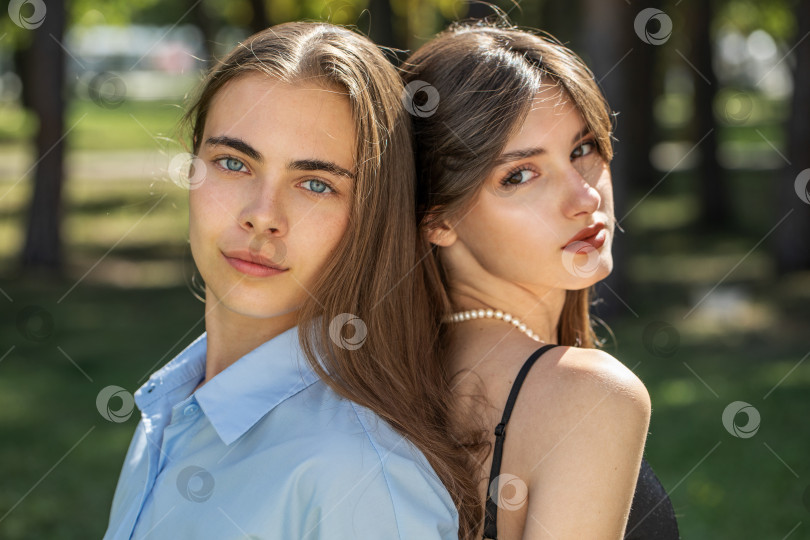 Скачать Модный портрет двух подруг фотосток Ozero