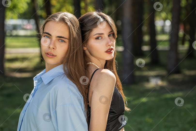 Скачать Модный портрет двух подруг фотосток Ozero